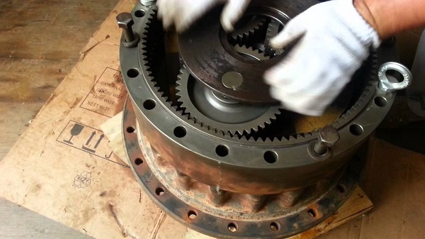ремонт бортового редуктора komatsu-PC300-7